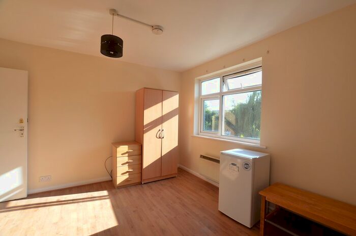 Studio To Rent In Turner Road, Queensbury, HA8