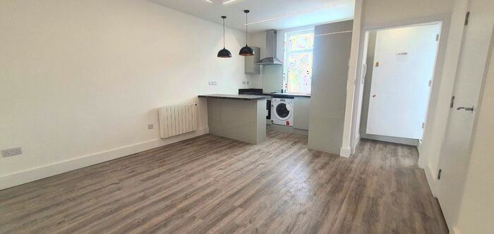 2 Bedroom Flat To Rent In Collier Row Road, Collier Row, Romford, RM5
