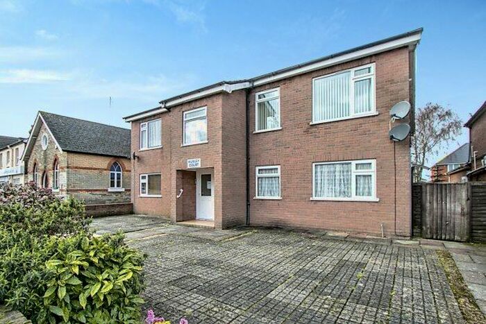 2 Bedroom Flat To Rent In Sea View Road, Poole, BH12