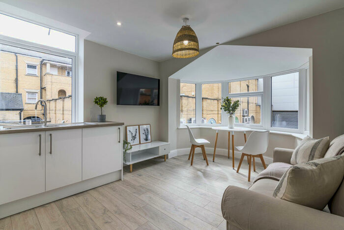 1 Bedroom Flat To Rent In Apartment Powell House - Bed, LN5