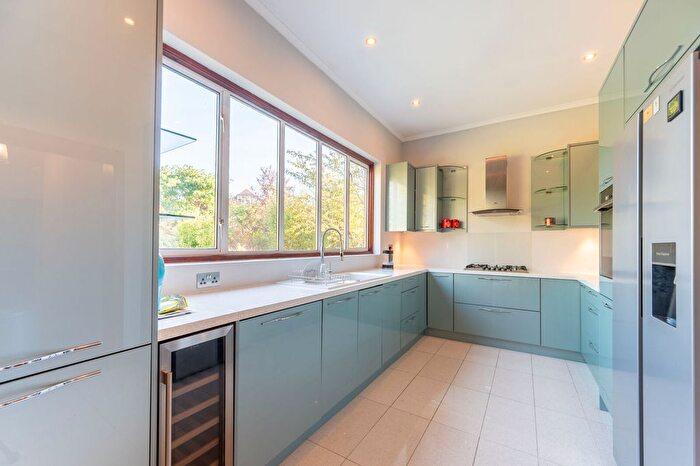 3 Bedroom Flat For Sale In St Gabriels Road, Mapesbury Estate, London, NW2