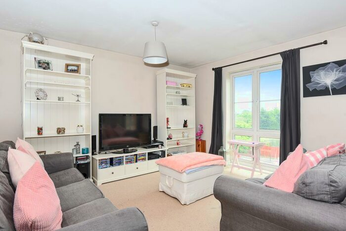 3 Bedroom Apartment To Rent In Trevelyan Court, Windsor, SL4