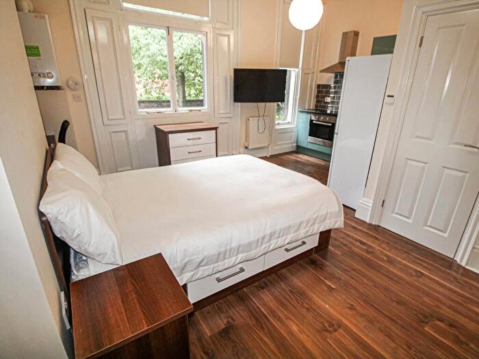 Apartment To Rent In Apt, Clarendon House #, LS2