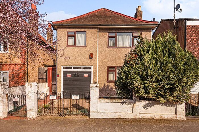 3 Bedroom Detached House For Sale In Barforth Road, Peckham, SE15