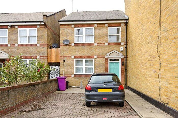 3 Bedroom House To Rent In Louisa Gardens, Stepney, London, E1