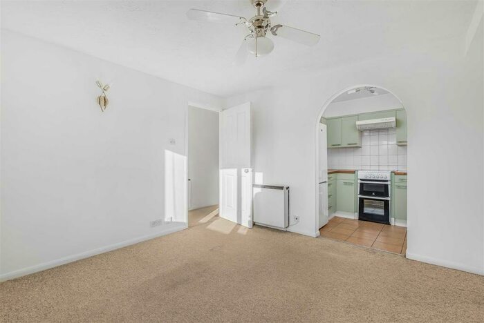 1 Bedroom Flat To Rent In Cotswold Way, Worcester Park, KT4