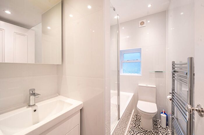 3 Bedroom Flat To Rent In St George Avenue, Tufnell Park, London, N7