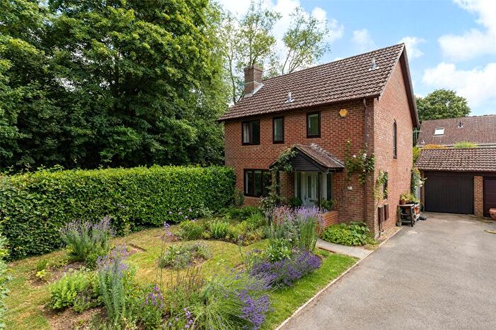 3 Bedroom Detached House For Sale In Pond Road, Bramley, RG26