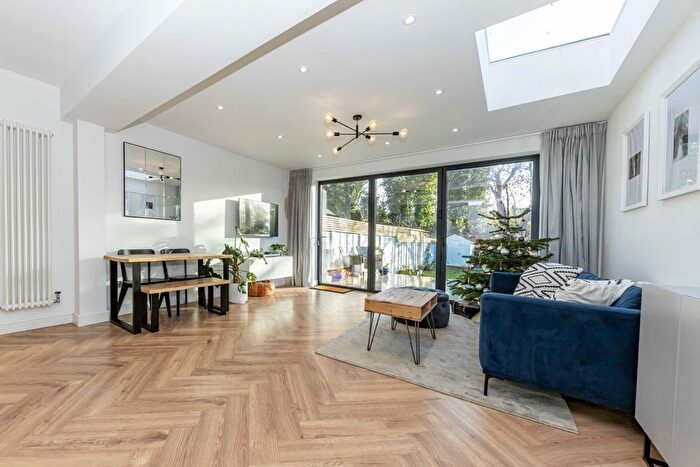 3 Bedroom Flat To Rent In Gleneagle Road, London, SW16