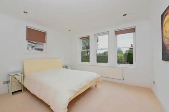 2 Bedroom Flat To Rent In Arthur Road, Wimbledon, London, SW19