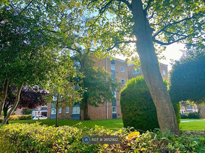 2 Bedroom Flat To Rent In Aplin Way, Isleworth, TW7