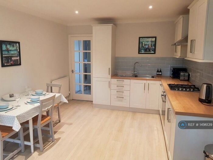 3 Bedroom Flat To Rent In Dukes Avenue, New Malden, KT3