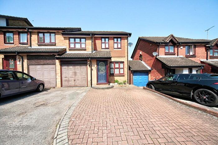 3 Bedroom Semi-Detached House For Sale In Reedsdale, Luton, Bedfordshire, LU2