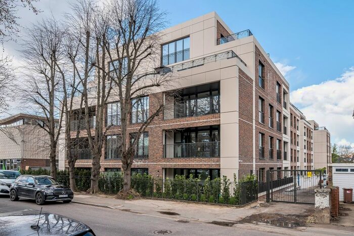 2 Bedroom Flat To Rent In Farnfield Close, London, N8