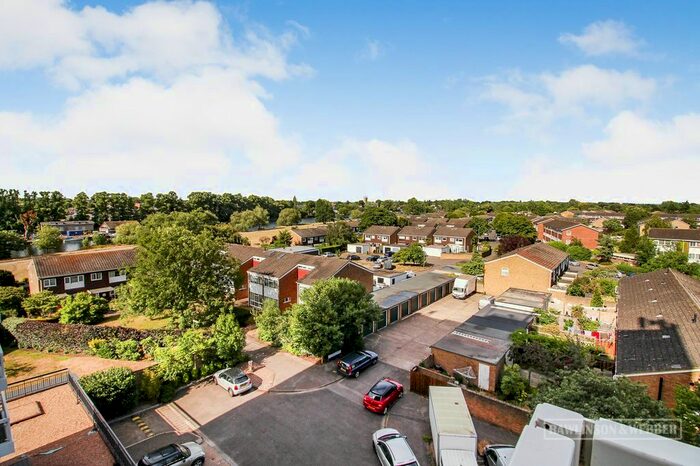 2 Bedroom Flat To Rent In Victoria Avenue, West Molesey, KT8