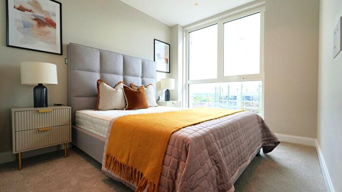2 Bedroom Apartment To Rent In Gasholder Place, Oval Village, SE11