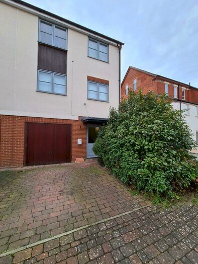 4 Bedroom House To Rent In Northbrook Crescent, Basingstoke, RG24