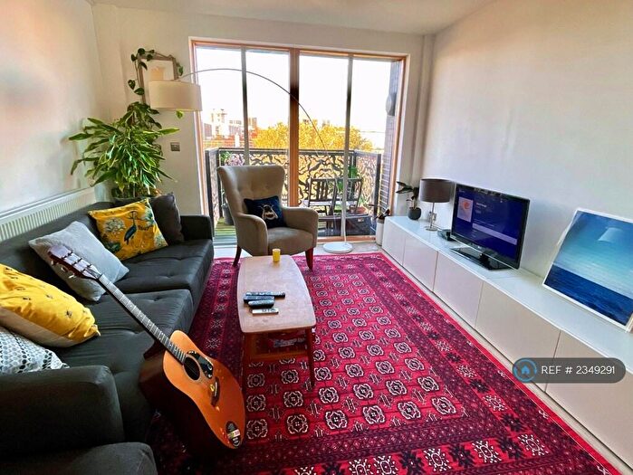 3 Bedroom Flat To Rent In Hitchcock House, London, N1