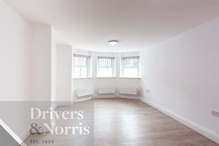3 Bedroom Apartment To Rent In Northfield Road, Stoke Newington, London, N16