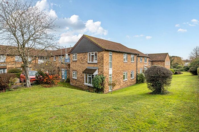 2 Bedroom Flat For Sale In Larks Meade, Earley, Reading, RG6