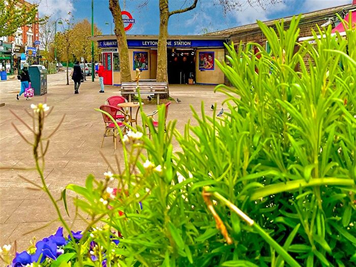 2 Bedroom Flat For Sale In Leyspring Road, London, E11