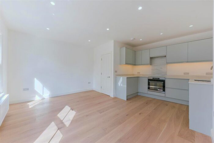 2 Bedroom Flat To Rent In Garratt Lane, London, SW17
