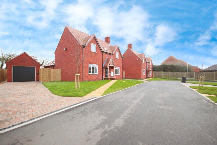 3 Bedroom Detached House For Sale In The Paddocks, Cubbington, CV32