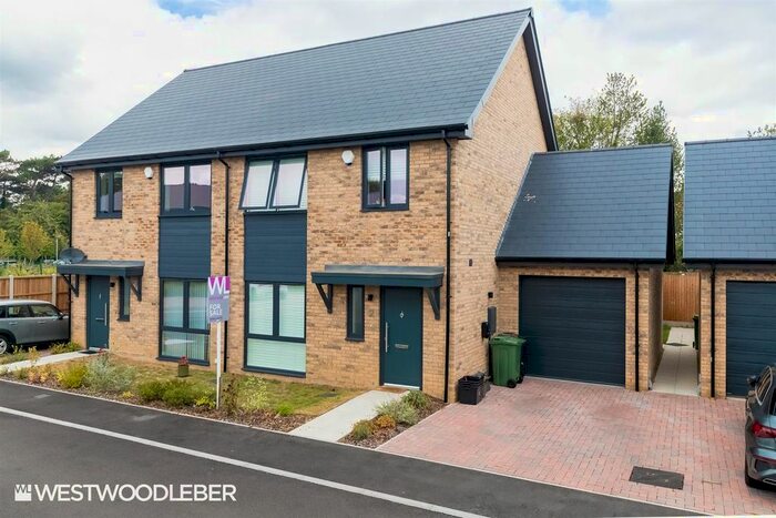 3 Bedroom Semi Detached House For Sale In New River Gardens, Broxbourne, EN10