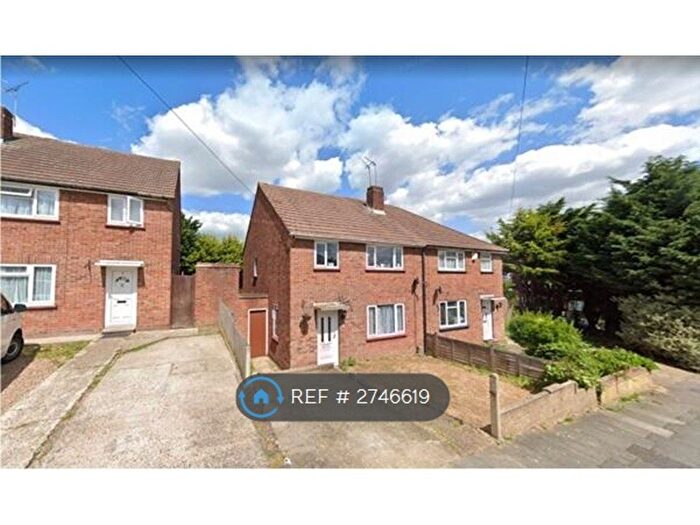 3 Bedroom Semi-Detached House To Rent In Chiltern Close, Bexleyheath, DA7