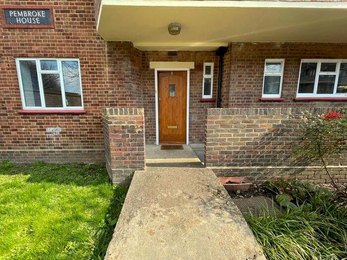 2 Bedroom Flat To Rent In Toland Square, Roehampton, London, Greater London, SW15