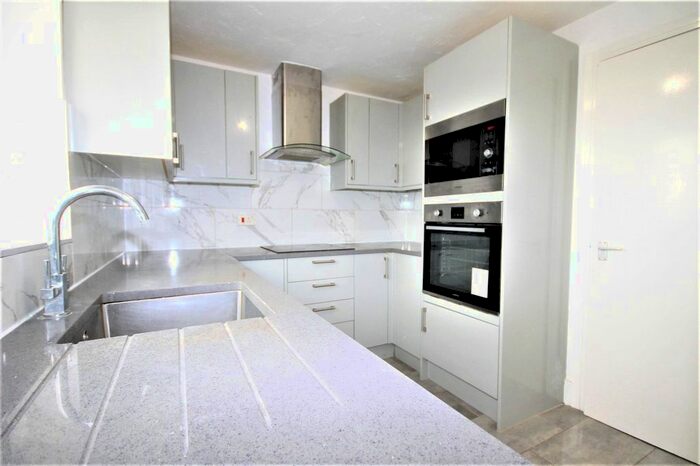 2 Bedroom Flat To Rent In Redford Close, Feltham, Greater London, TW13