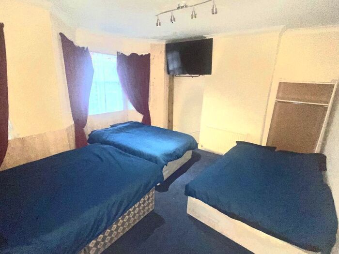 3 Bedroom Flat To Rent In Springfield Road, Tottenham, N15