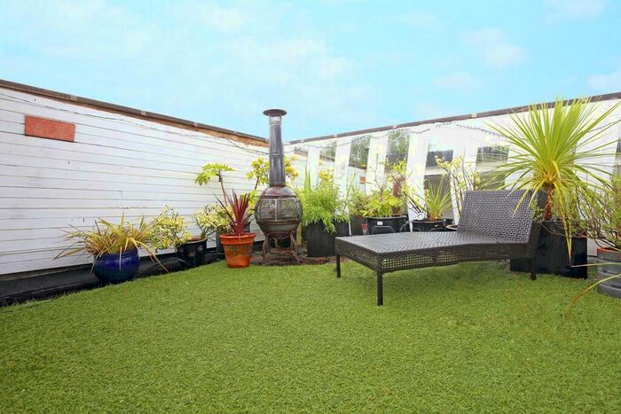 3 Bedroom Apartment To Rent In Hanley Road, N4