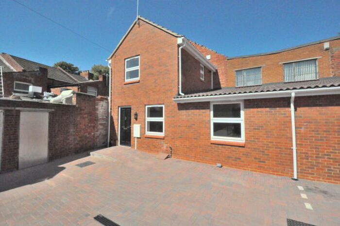 2 Bedroom House To Rent In Oakley Street, Nothampton, NN1