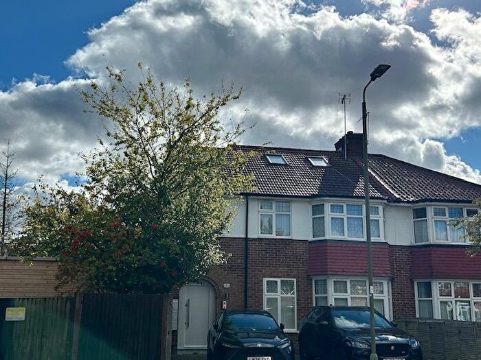 5 Bedroom Semi-Detached House For Sale In Pennine Drive, London, NW2