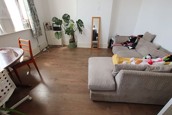 3 Bedroom Flat To Rent In Ladywell Road, SE13