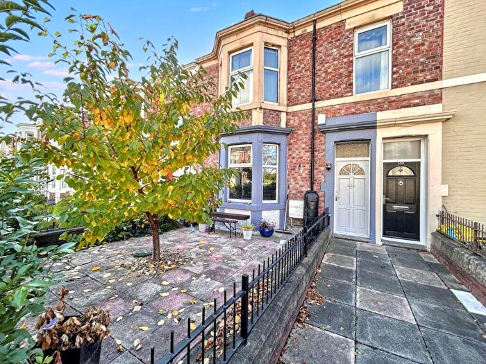 2 Bedroom Flat For Sale In Avenue Road, Bensham, Gateshead, Tyne And Wear, NE8