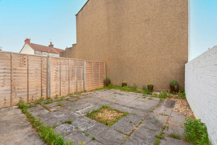 1 Bedroom Flat For Sale In Springfield Avenue, Shirehampton, Bristol, BS11