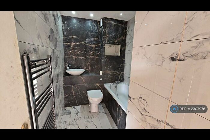 2 Bedroom Flat To Rent In Aspen Gardens, Poole, BH12