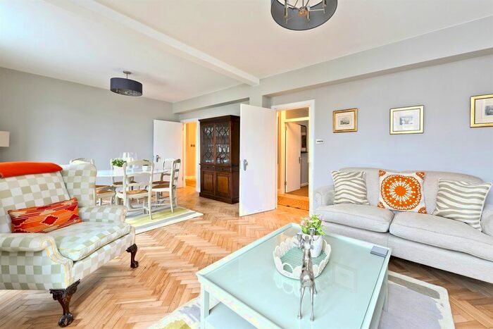 4 Bedroom Flat To Rent In Hammersmith Road, London, W6