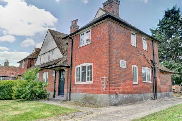 3 Bedroom Semi-Detached House To Rent In Thame Road, Aylesbury, HP18