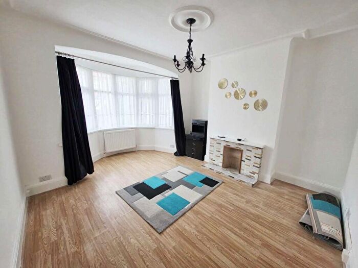 4 Bedroom Semi-Detached House To Rent In Emmott Avenue, Ilford, London, IG6