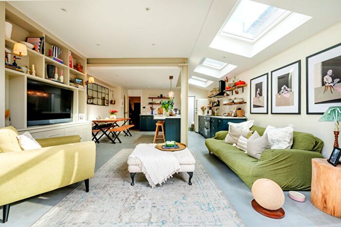 2 Bedroom Flat To Rent In Narbonne Avenue, Clapham, SW4