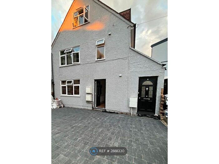 3 Bedroom Maisonette To Rent In Cedar Grove, London, W5