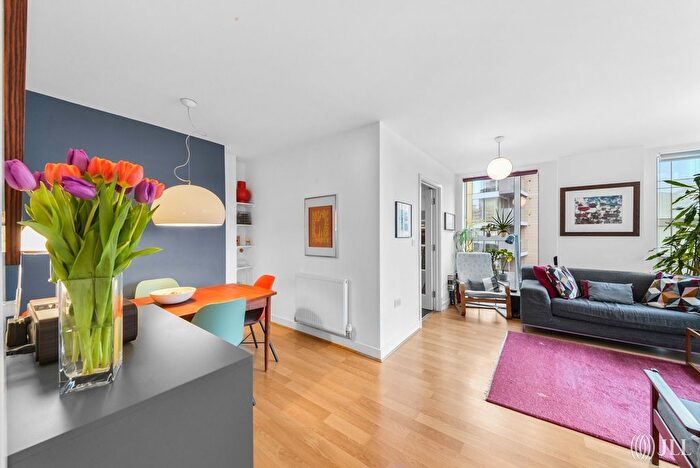 3 Bedroom Flat For Sale In Goodchild Road, London, N4