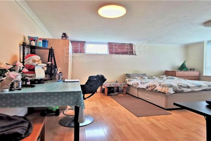 3 Bedroom Flat To Rent In Linthorpe Avenue, Wembley, HA0