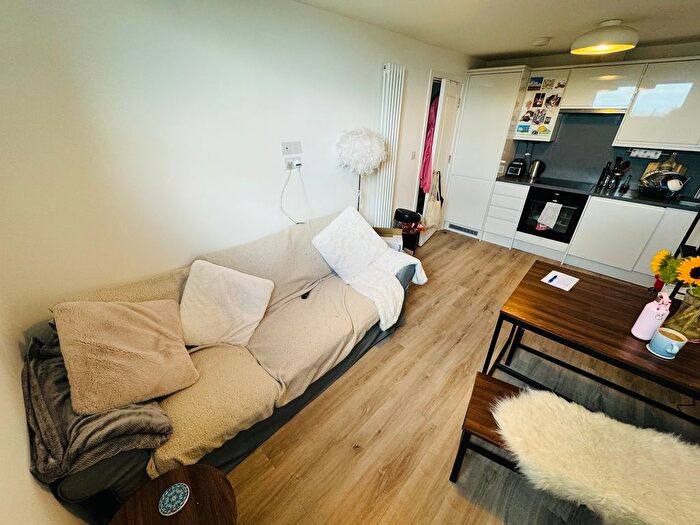 2 Bedroom Flat To Rent In Balham High Road, London, SW12