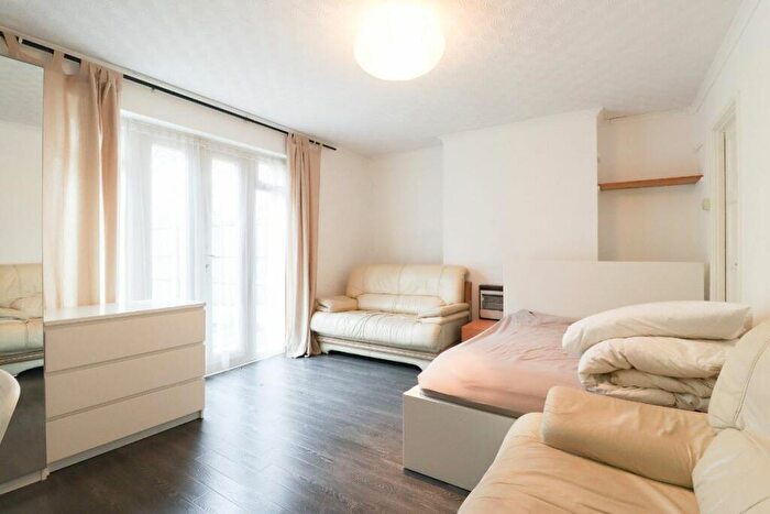 3 Bedroom Maisonette To Rent In Evelyn Court, Evelyn Walk, N1