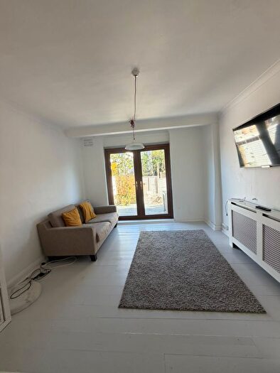 2 Bedroom Flat To Rent In Rosebery Close, Morden, SM4
