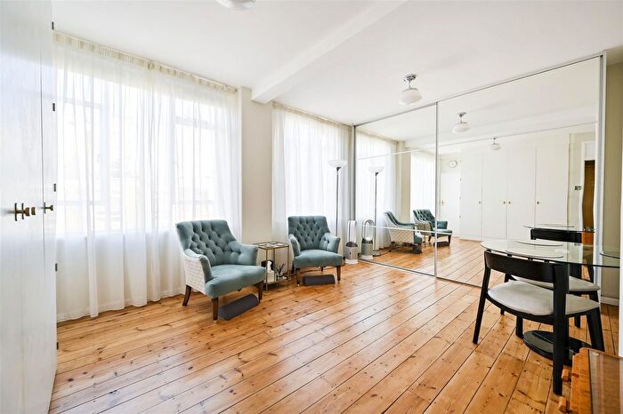 Studio For Sale In Florin Court, Charterhouse Square, London, EC1M